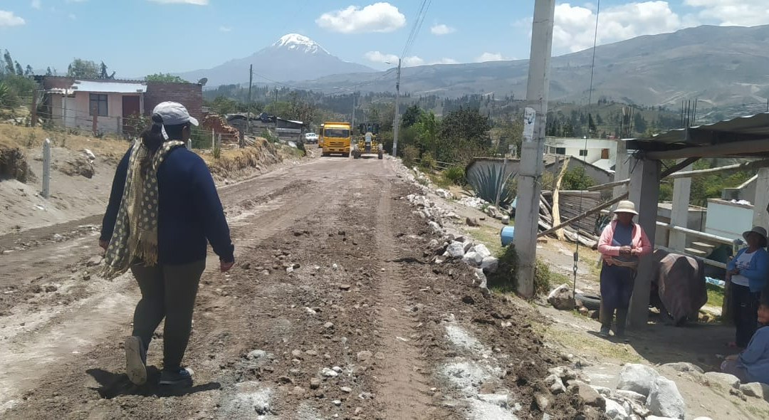 Mantenimiento vial en el Barrio Libertad 1, Magdalena , La Unión, con la maquinaria del GAD PROVINCIAL DE CHIMBORAZO 